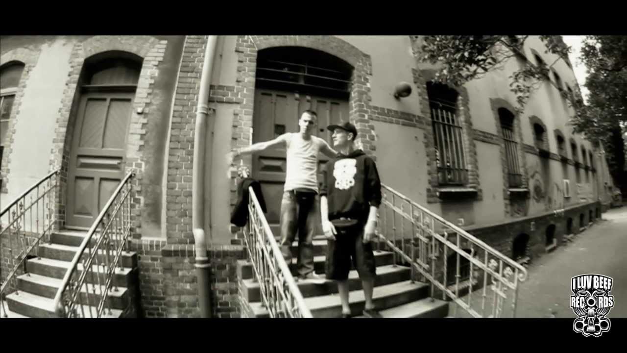 E-Motion & Purple Whyze – Unterhemd & Pappbecher